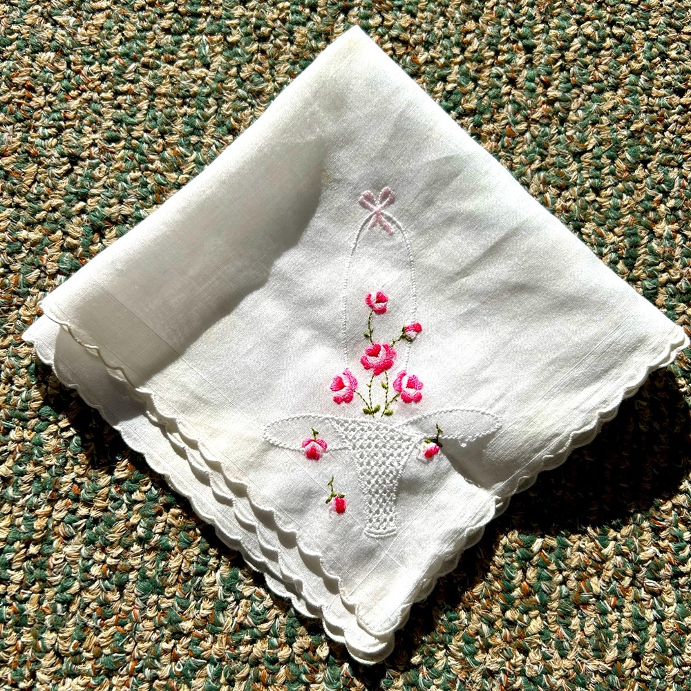 Vintage linen/cotton blend handkerchief from the 1950s
11 in.²